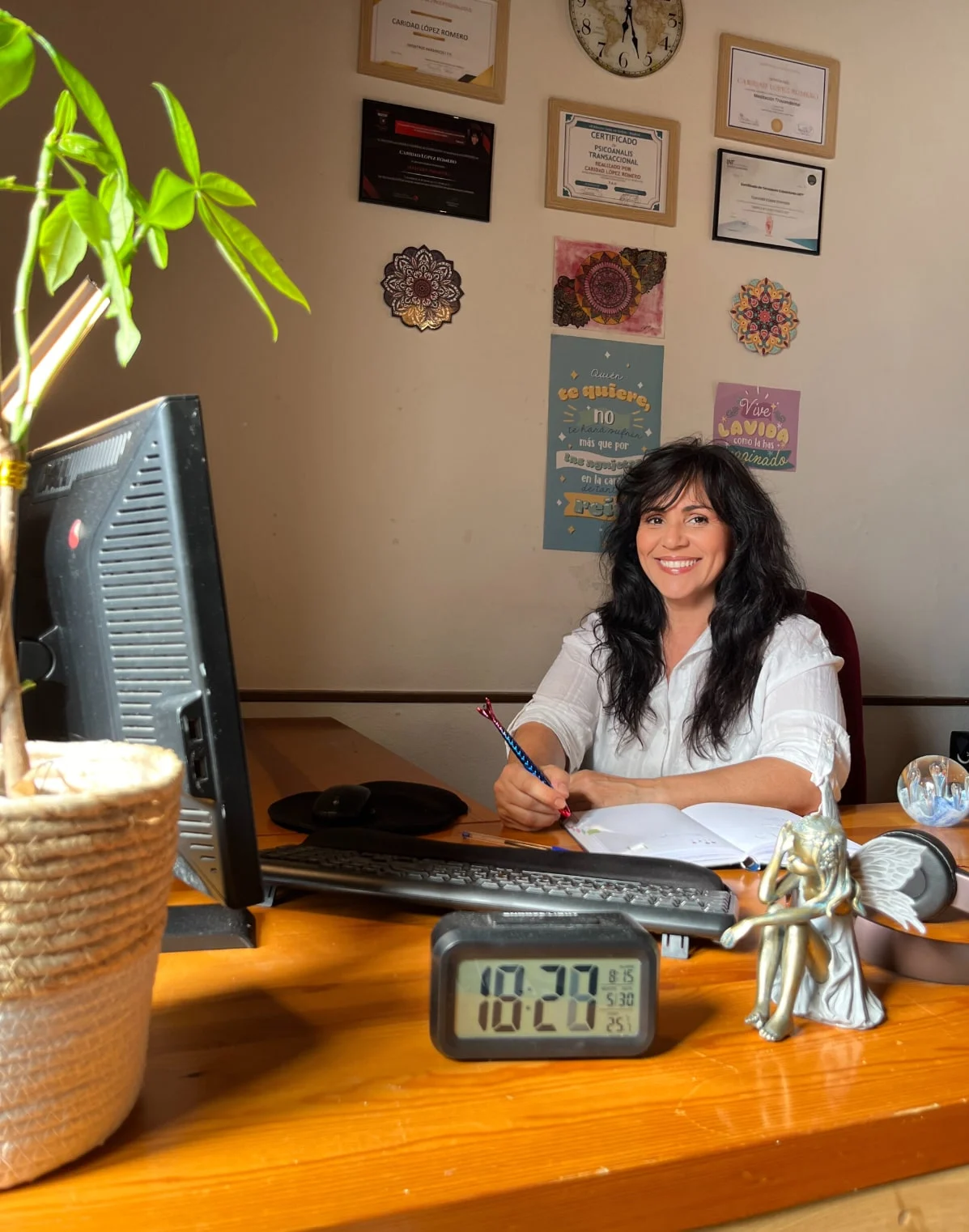 Caridad López en su consulta de Chapinería, Madrid